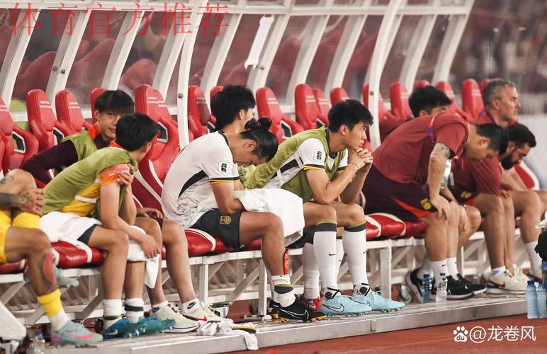 国足抵达马来西亚 当晚首训一丝不苟